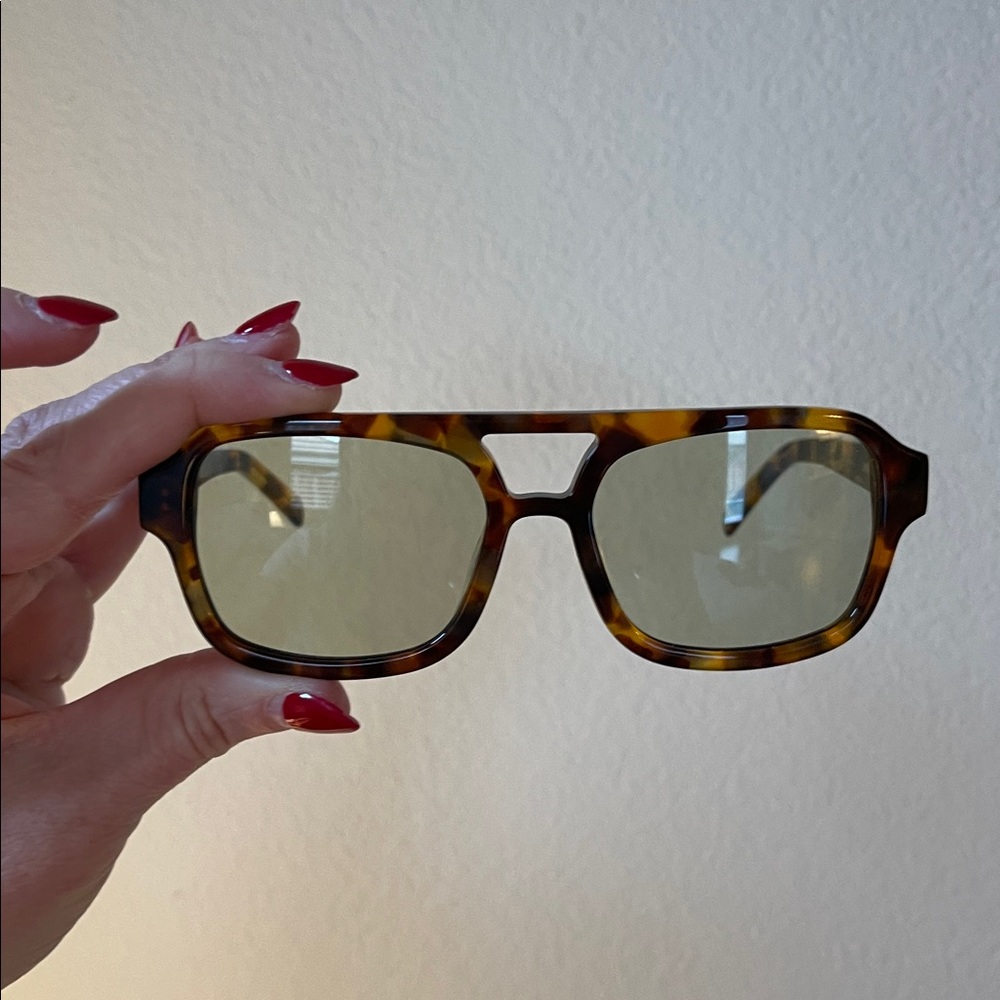 VEHLA Dixie Tortoise Shell Sunglasses with Green Lenses - Picture 5 of 6